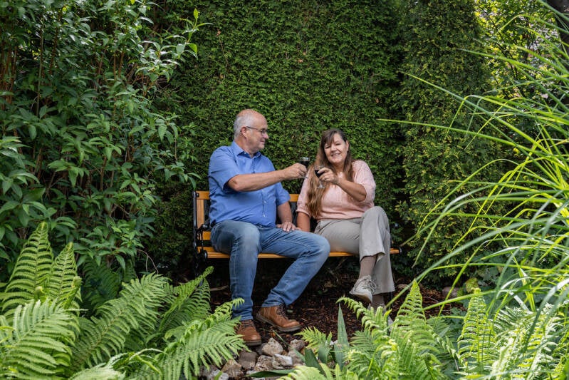 Afgebakende tuin met veel privacy, bankje en eethoekje