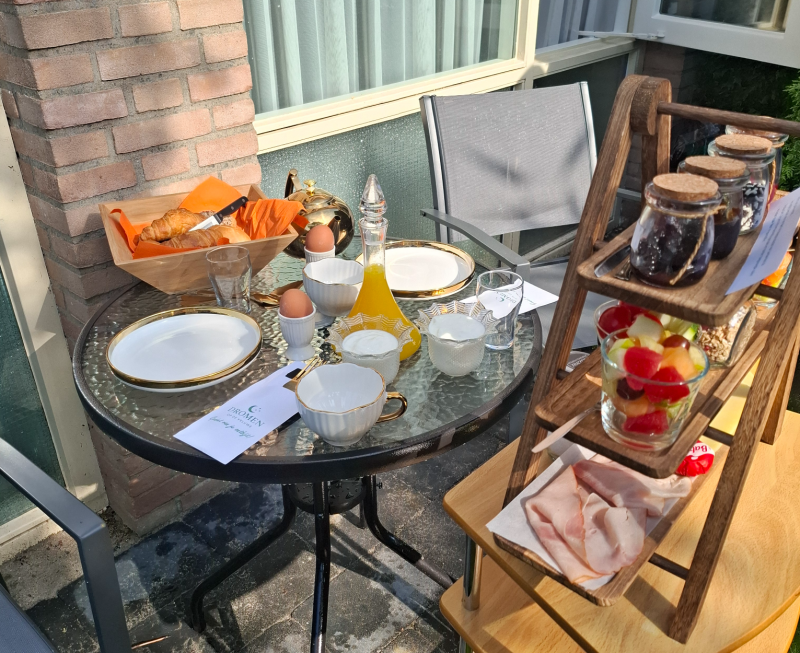 genieten van een heerlijk ontbijt emt streekproducten, bij mooi weer in de tuin