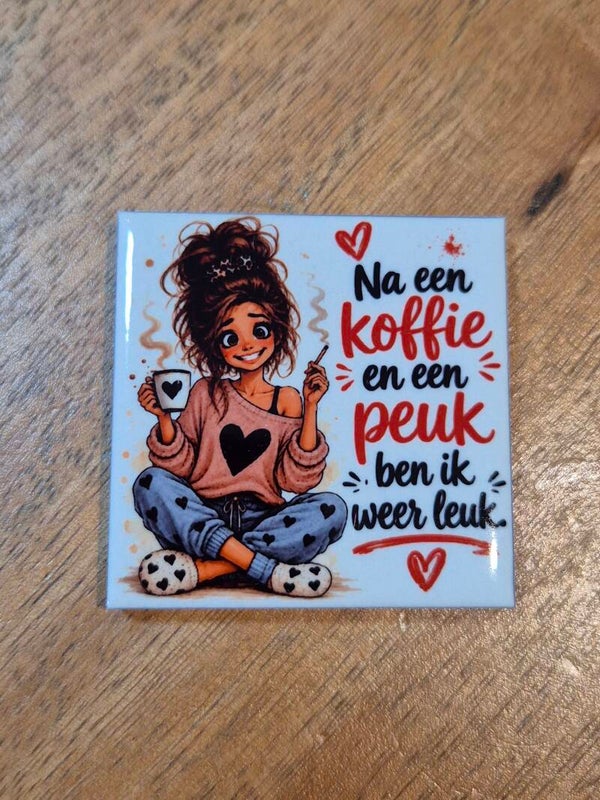 Magneet tegel | Na een koffie en een peuk ben ik weer leuk (bruin)