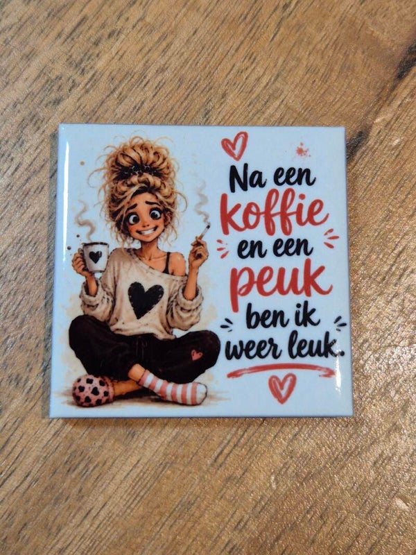 Magneet tegel | Na een koffie en een peuk ben ik weer leuk (blond)