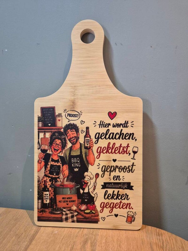 Borrelplank - Hier wordt gelachen, gekletst, geproost en lekker gegeten (kleur)