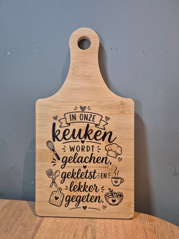 Borrelplank | Hier wordt gelachen, gekletst, geproost en lekker gegeten (zwart)