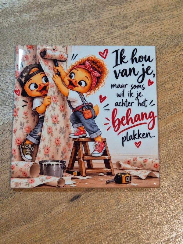 Tegel | Ik hou van je maar soms wil ik je achter het behang plakken