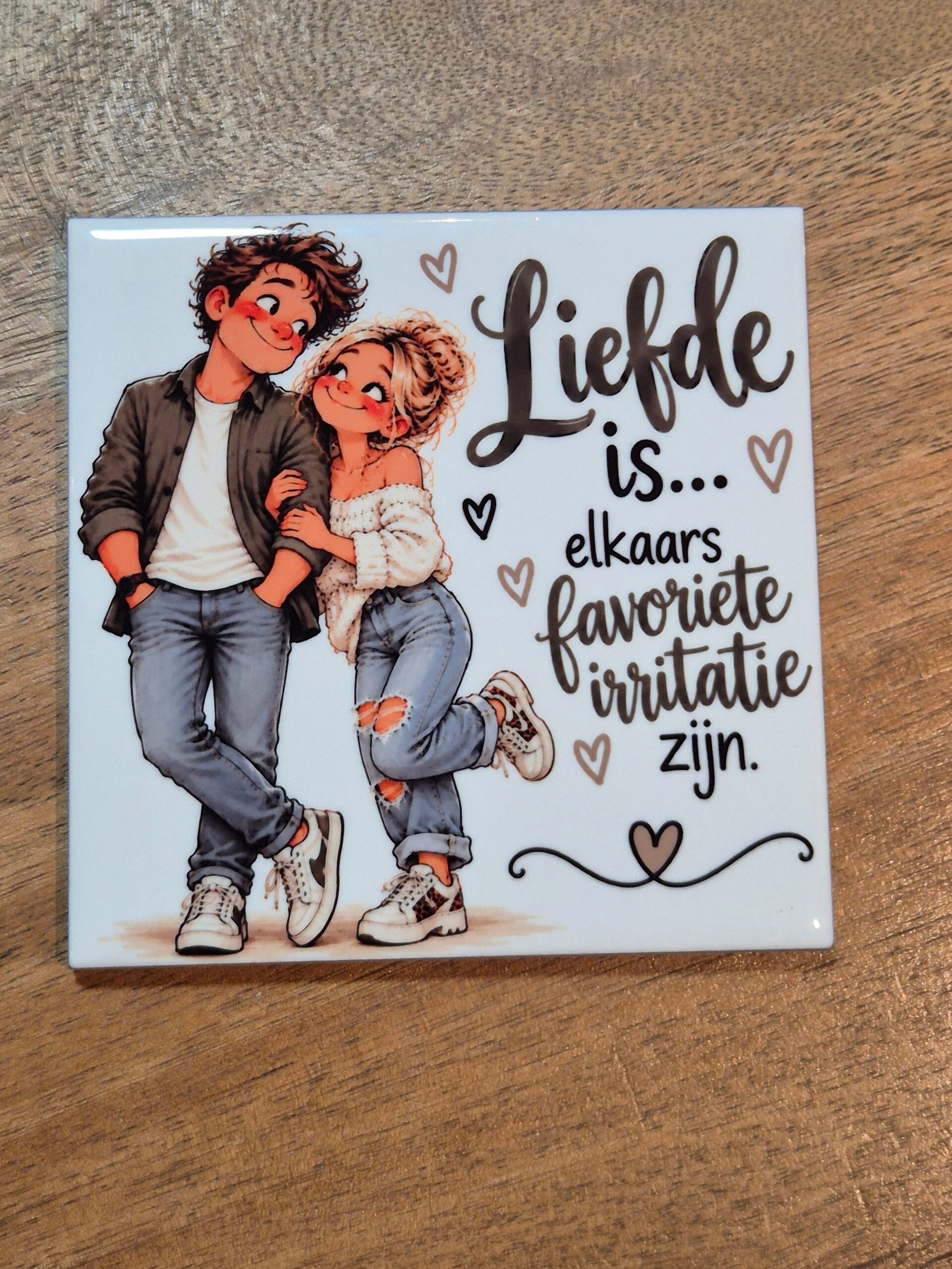 Tegel | Liefde is.... elkaar favoriete irritatie zijn