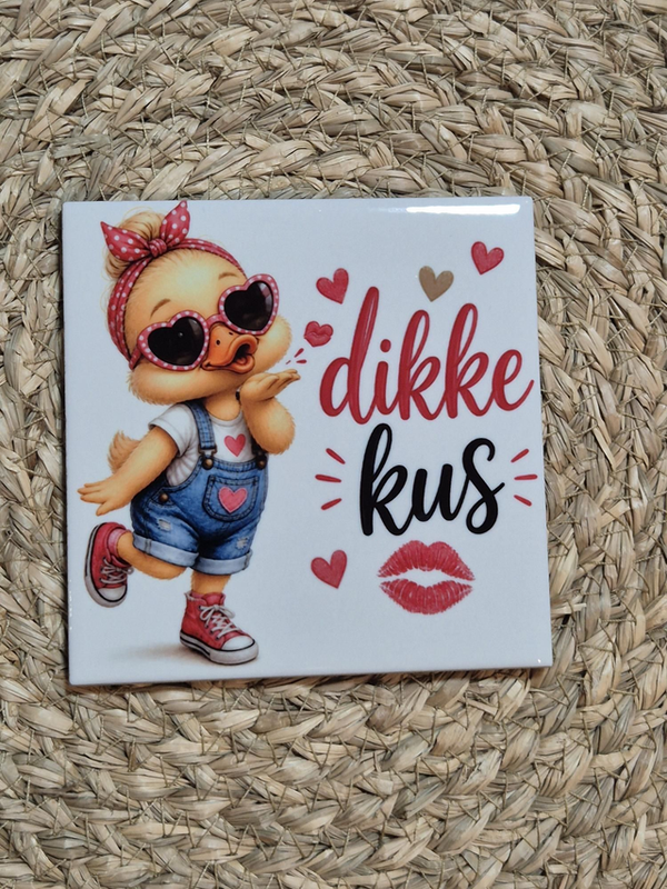 Tegel | Dikke kus meisje