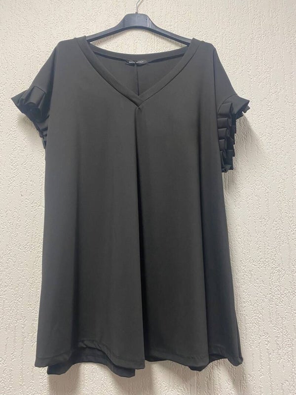 Zwart shirt met roezel mouw