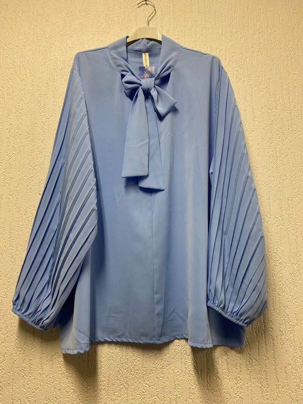 Blauwe blouse met strik