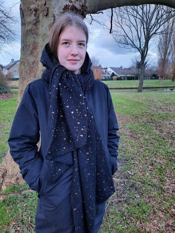 Zwarte sjaal met gouden accenten