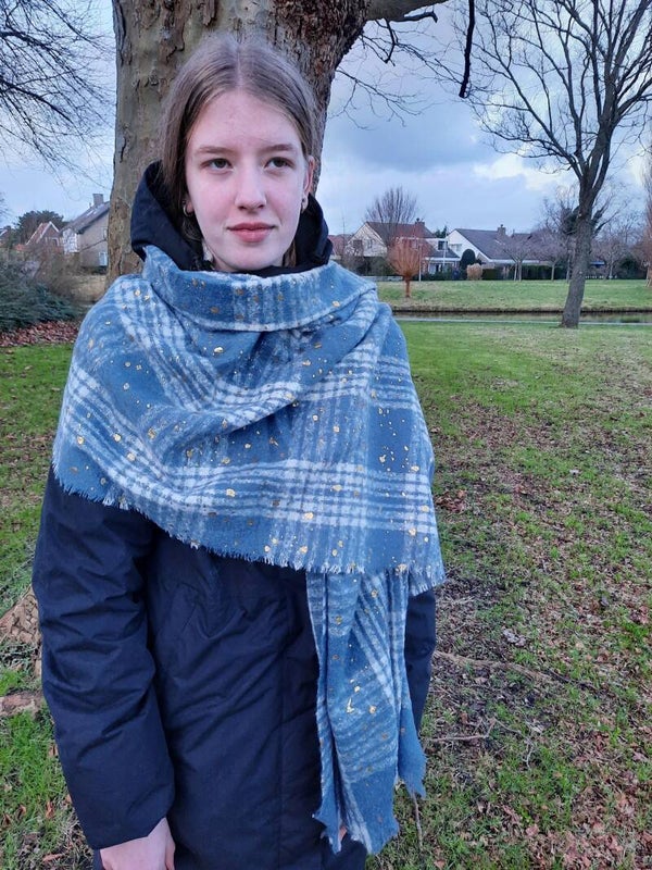 Blauwe sjaal met gouden accenten