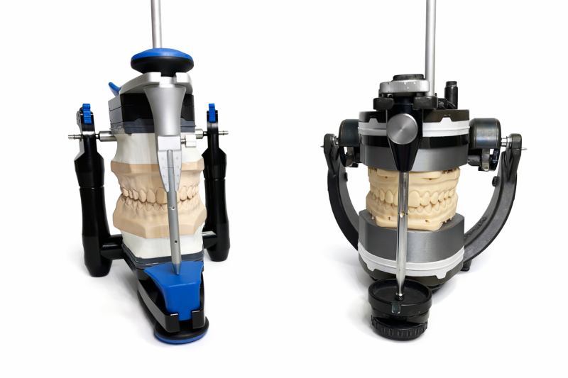 Vergleich zweier dentaler Artikulationssysteme: links ein klassisch mit Gips einartikuliertes, analoges Gipsmodell im Artikulator, rechts ein präzise 3D-gedrucktes Modell mit digitaler ModelPlace-Geometrie in moderner Artikulation – dargestellt vor schnee