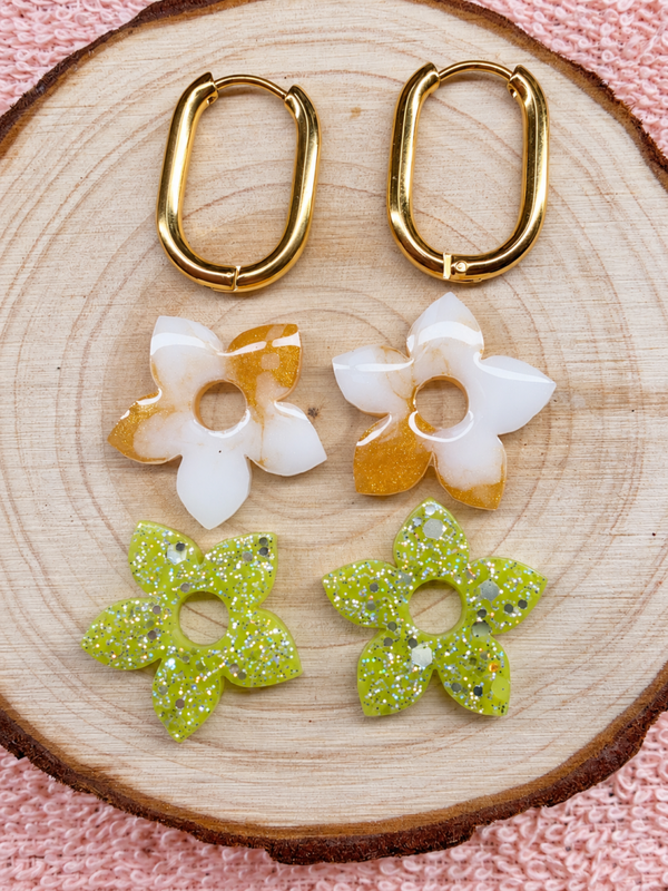 Lot de 2 paires de pampilles fleurs – Blanc doré et vert pailleté – Déstockage