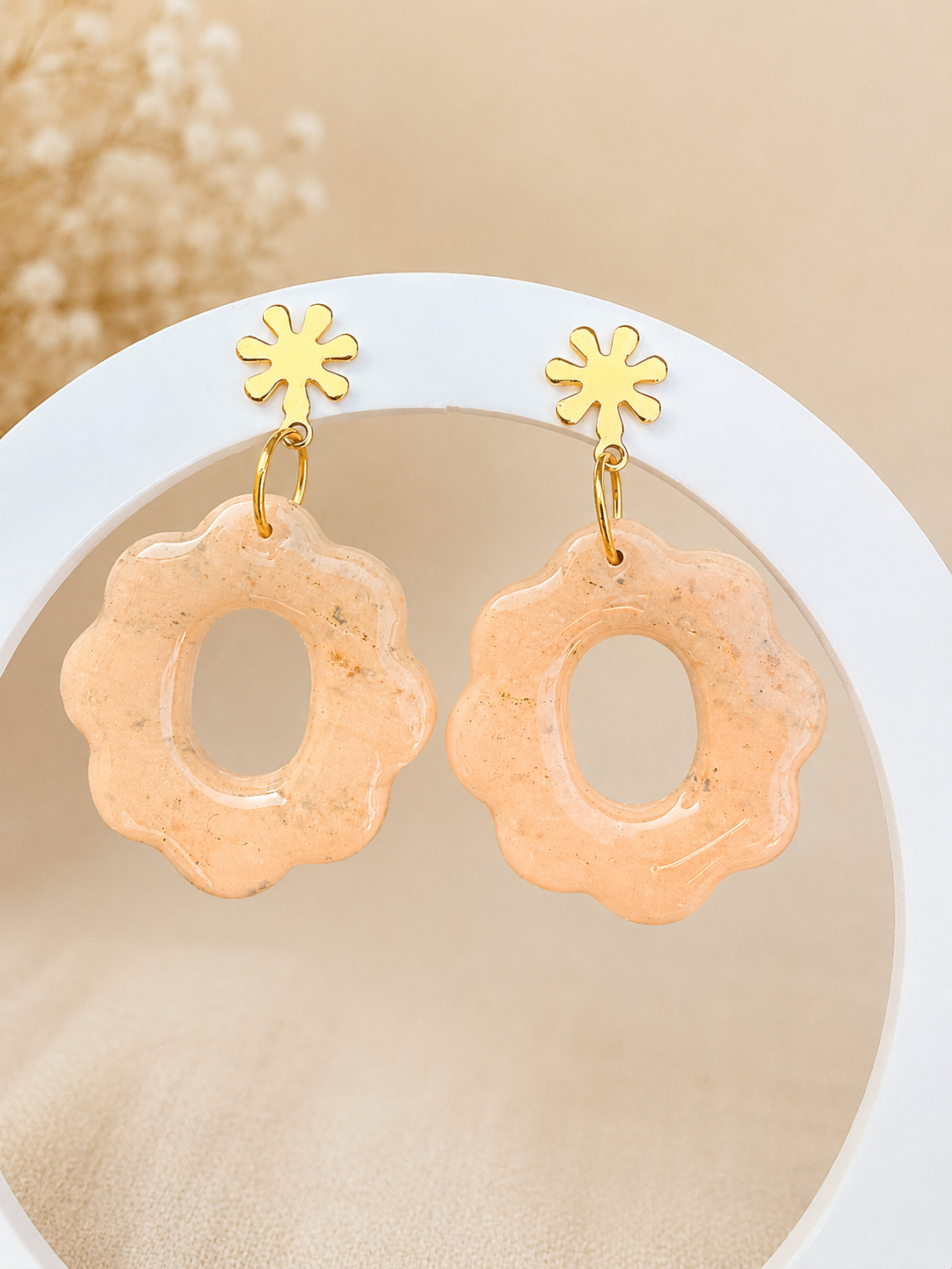 Boucles d’oreilles Fleur Nude – Pâte polymère nude poudré & acier doré