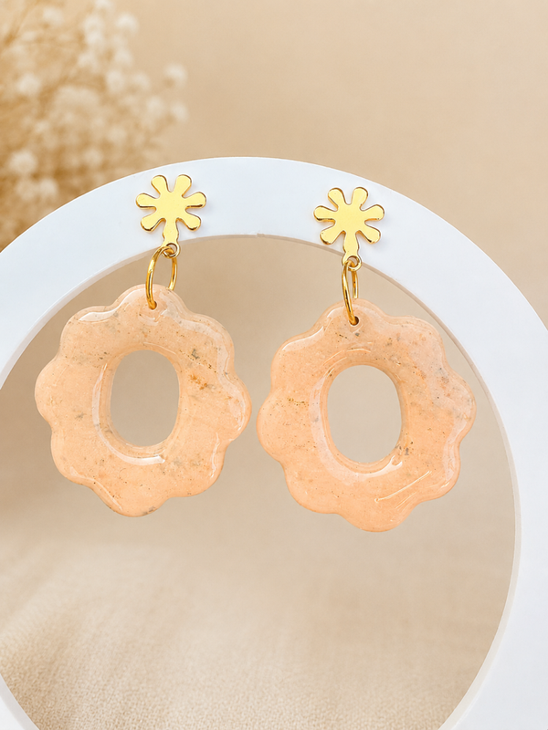 Boucles d’oreilles Fleur Nude – Pâte polymère nude poudré & acier doré