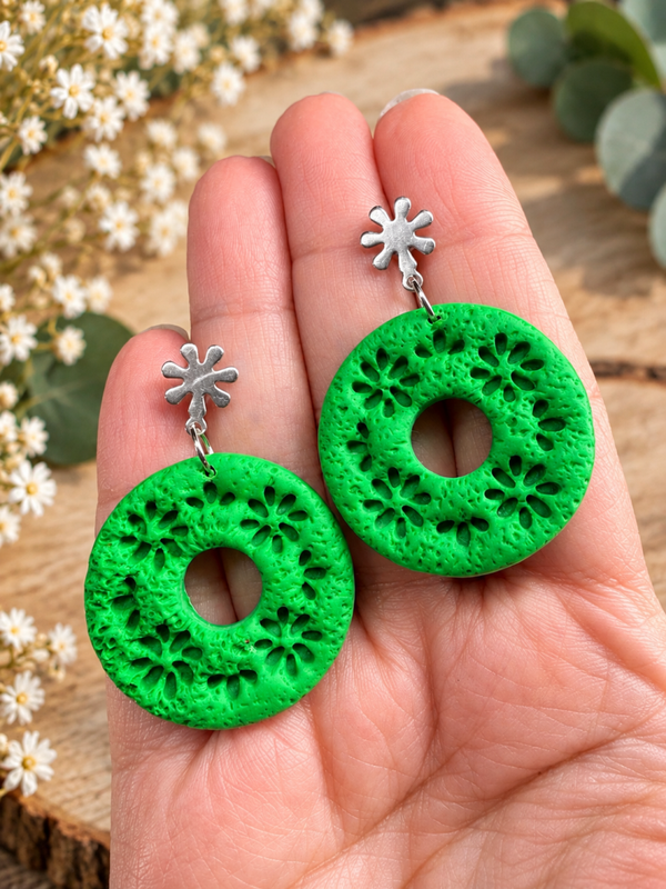 Boucles d’oreilles vertes fleuries – Pâte polymère & acier inoxydable