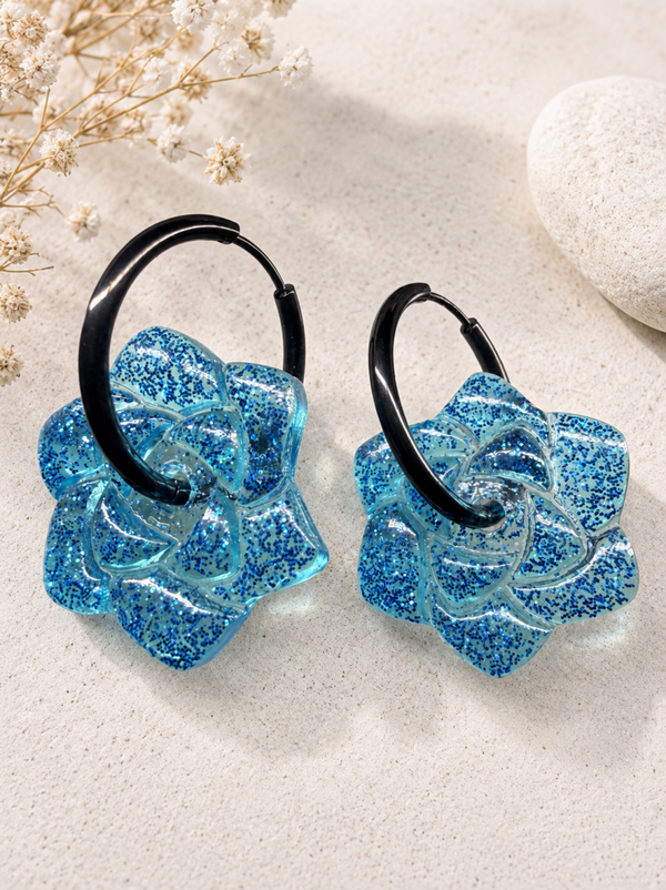 Boucles d’oreilles pampilles fleurs bleues pailletées en résine – Création artisanale