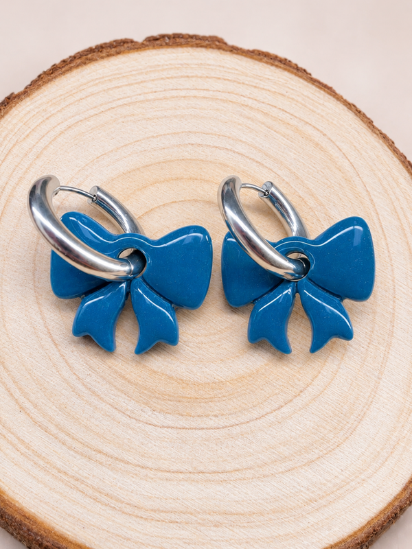 Boucles d’oreilles à pampilles nœuds bleus pailletés – Pâte polymère et résine UV