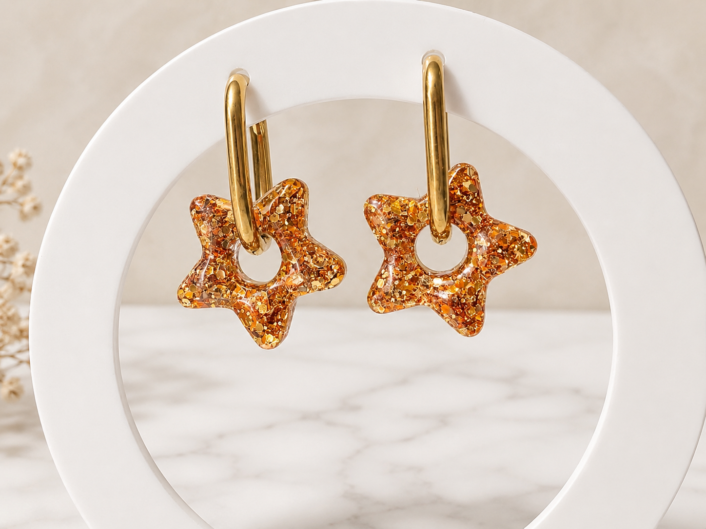 Boucles d’oreilles Étoiles Cuivrées Pailletées – Résine artisanale et créoles dorées