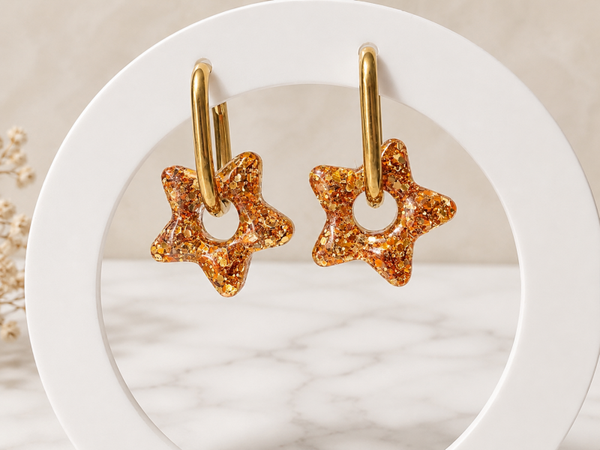 Boucles d’oreilles Étoiles Cuivrées Pailletées – Résine artisanale et créoles dorées