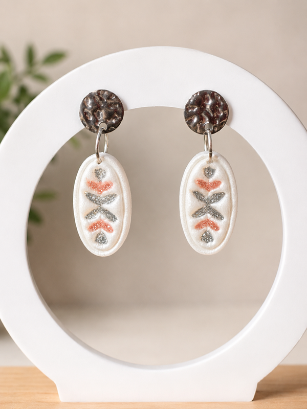 Boucles d’oreilles bohèmes blanches et argentées – Bijoux artisanaux en pâte polymère – Créoles pendantes légères