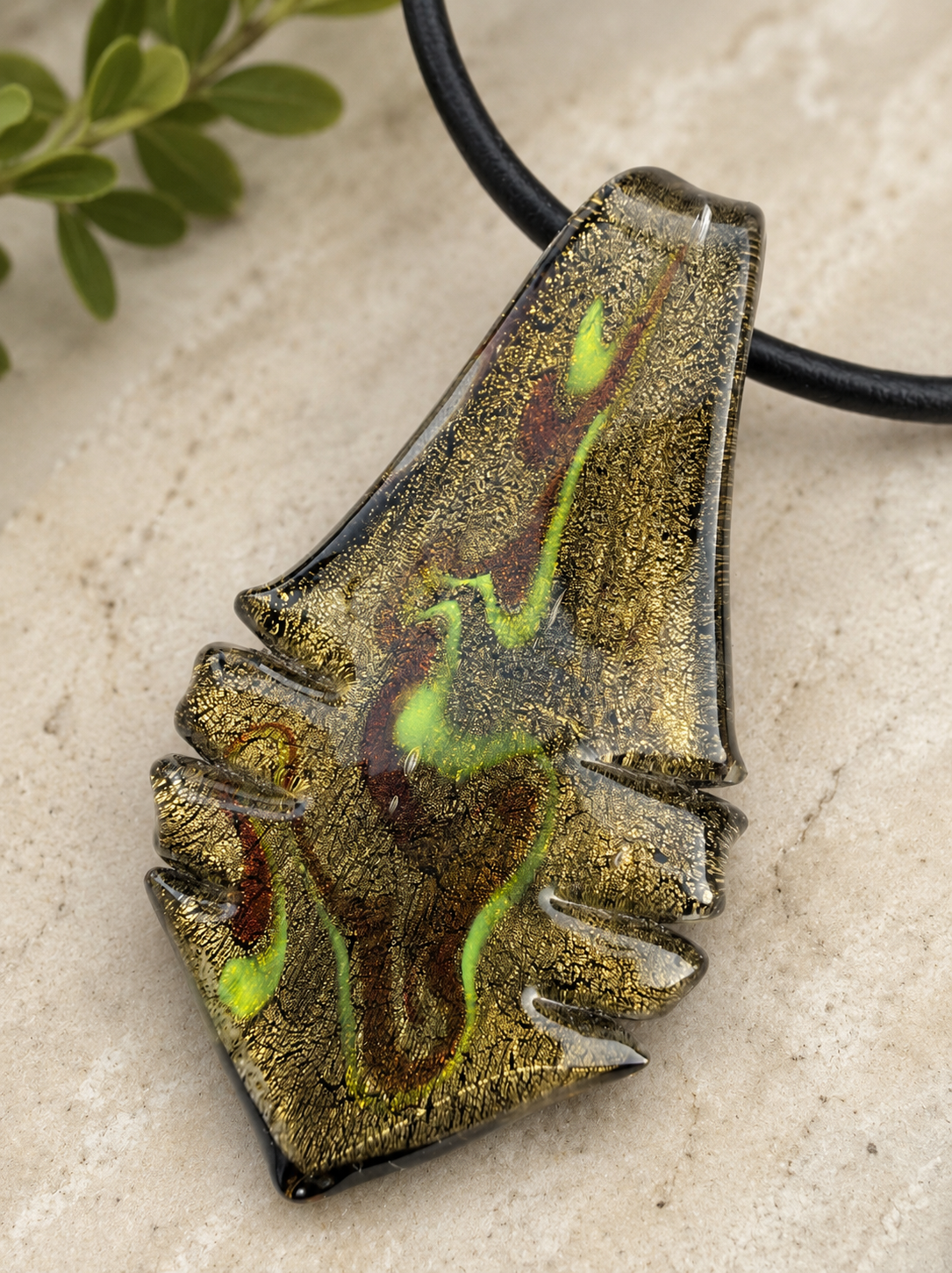 Collier pendentif de verre doré et vert fait à la main
