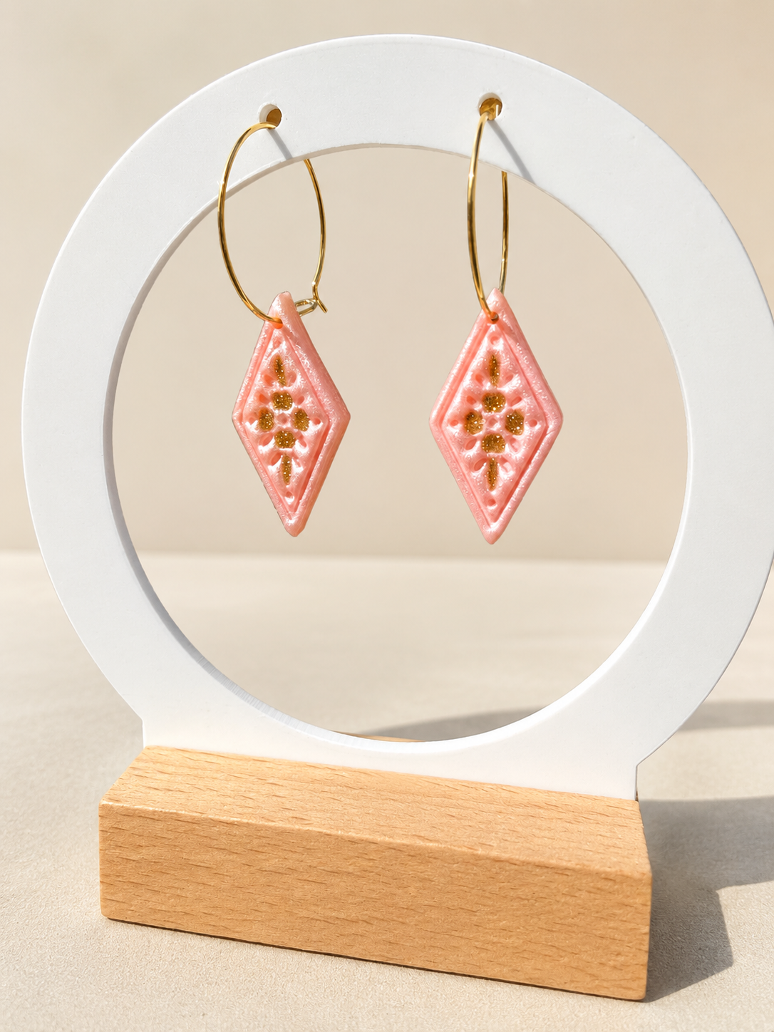 Boucles d’Oreilles Bohème Rose Nacré – Créoles Dorées & Pampilles Florales en Pâte Polymère