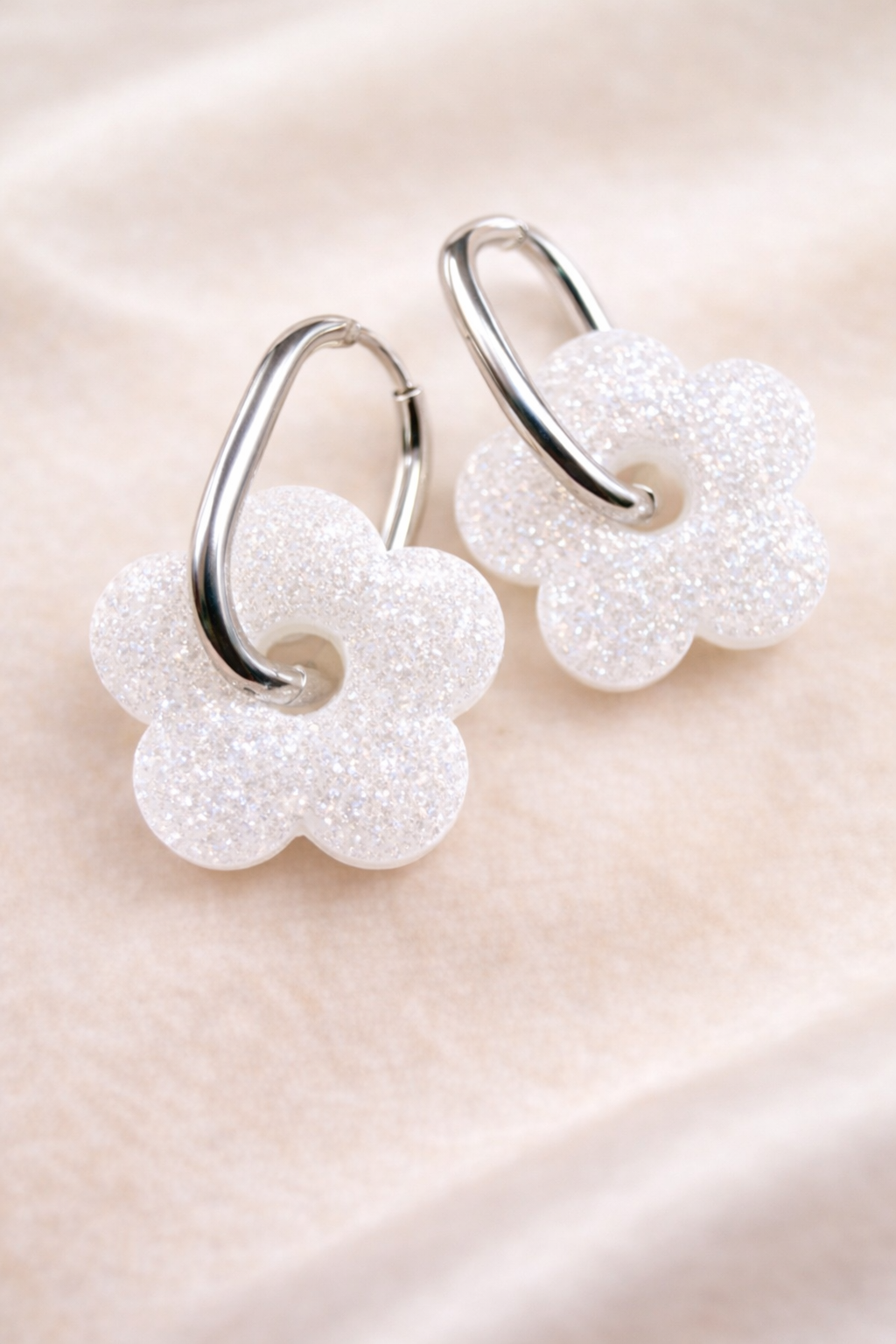 Boucles d’oreilles pampilles fleur blanche pailletée