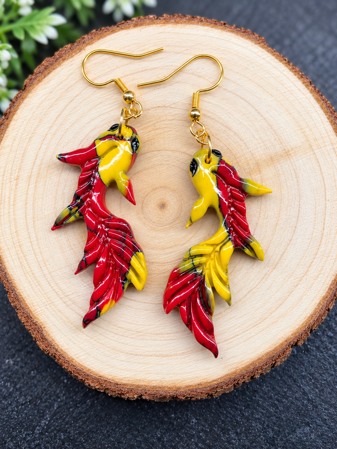 Boucles d’oreilles pendantes Carpes Koï rouge et jaune – Pâte polymère – Modèles uniques