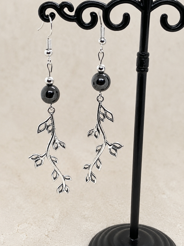 Boucles d’oreilles branche feuilles avec perle hématite