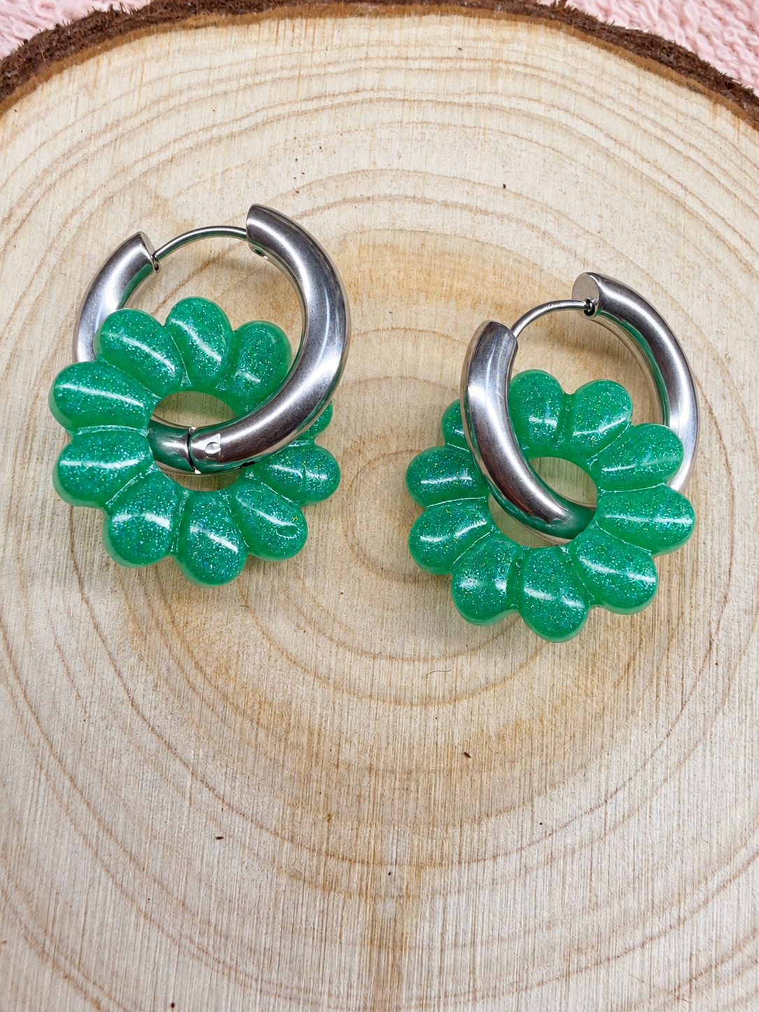 Boucles d’oreilles pampilles fleurs vertes pailletées