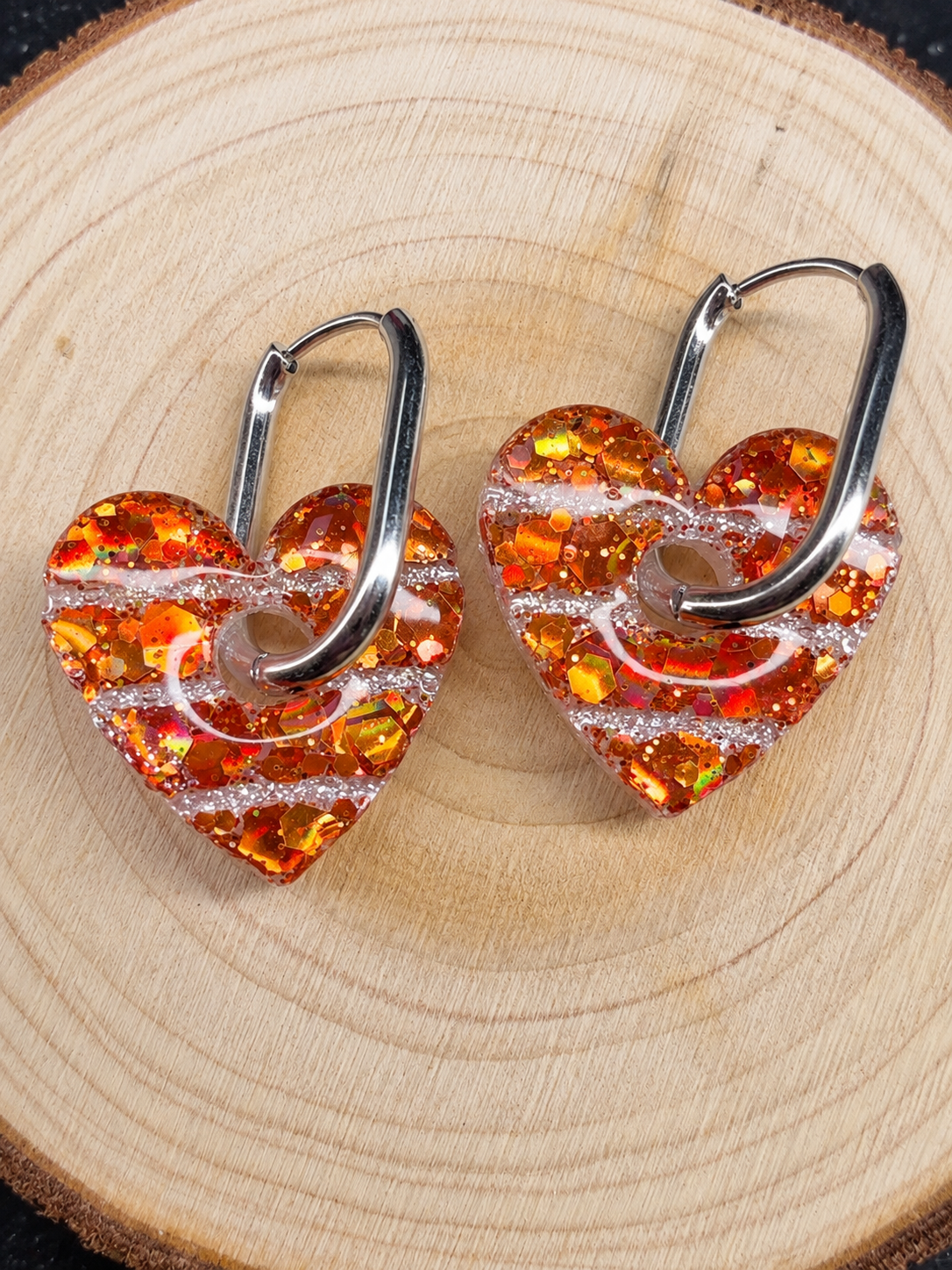 Boucles d’oreilles cœurs scintillants orange et argenté – Pampilles en résine