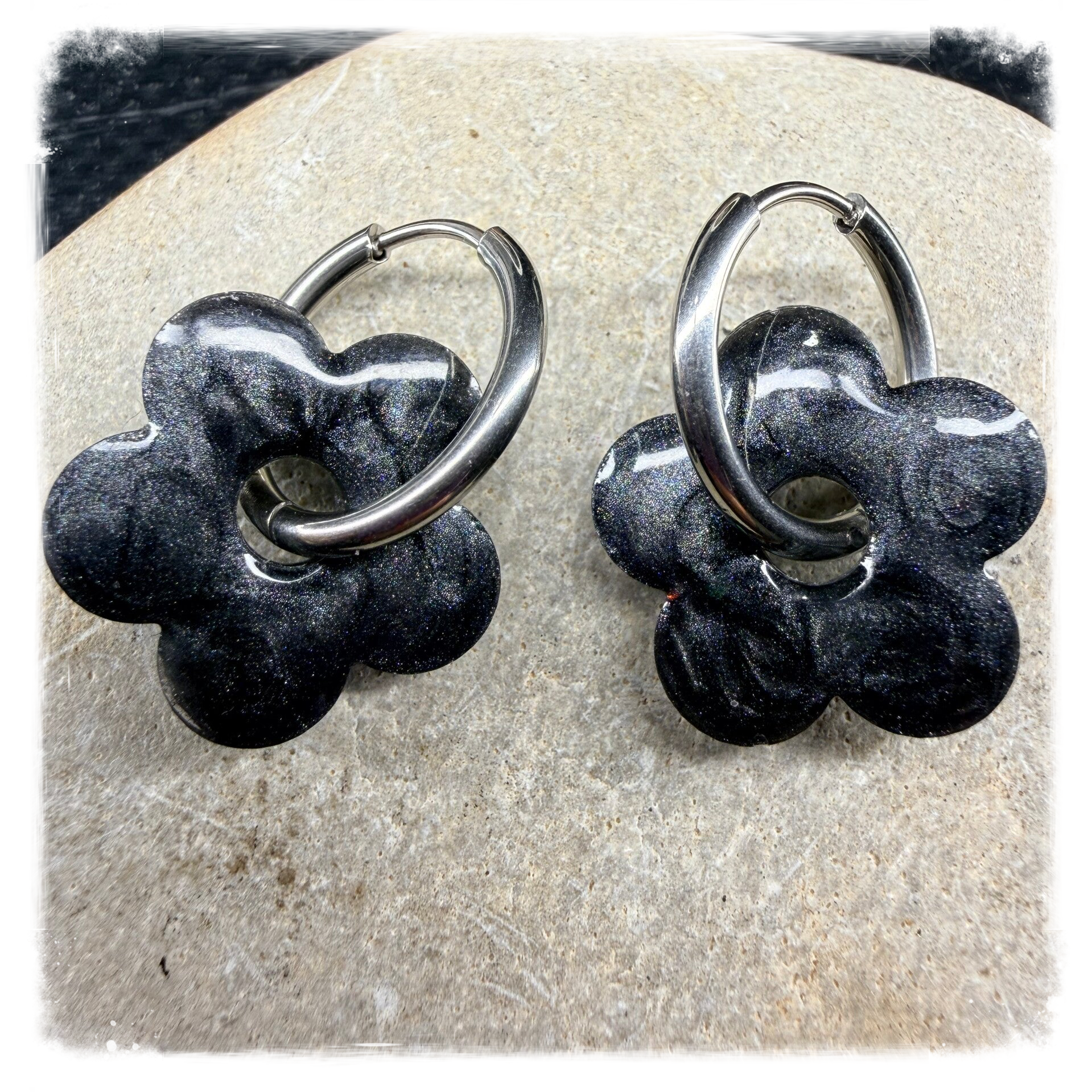 Boucles d’oreilles pampilles fleurs 5 pétales noir grise