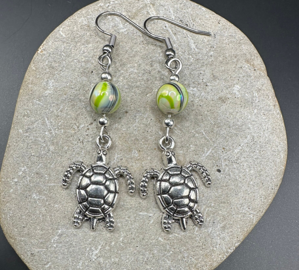 Boucles d’oreilles Tortue et perle verte