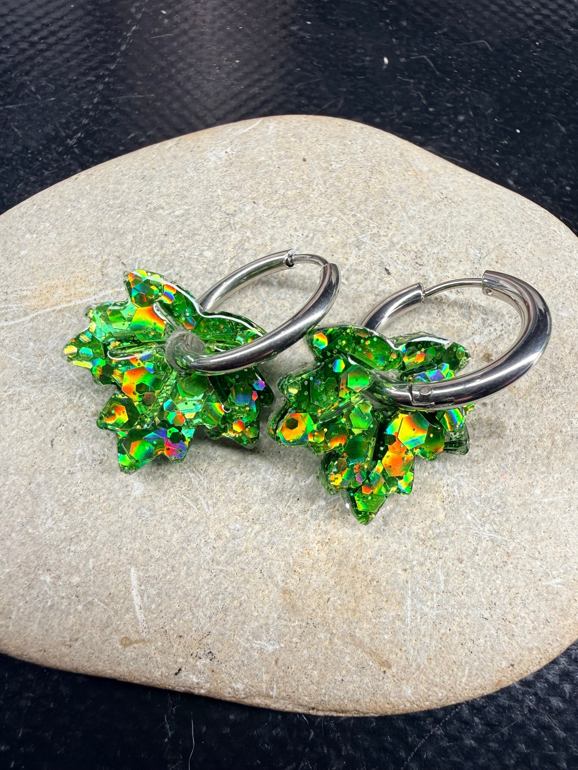 Boucles d’oreilles créoles Feuille pampilles Emeraude