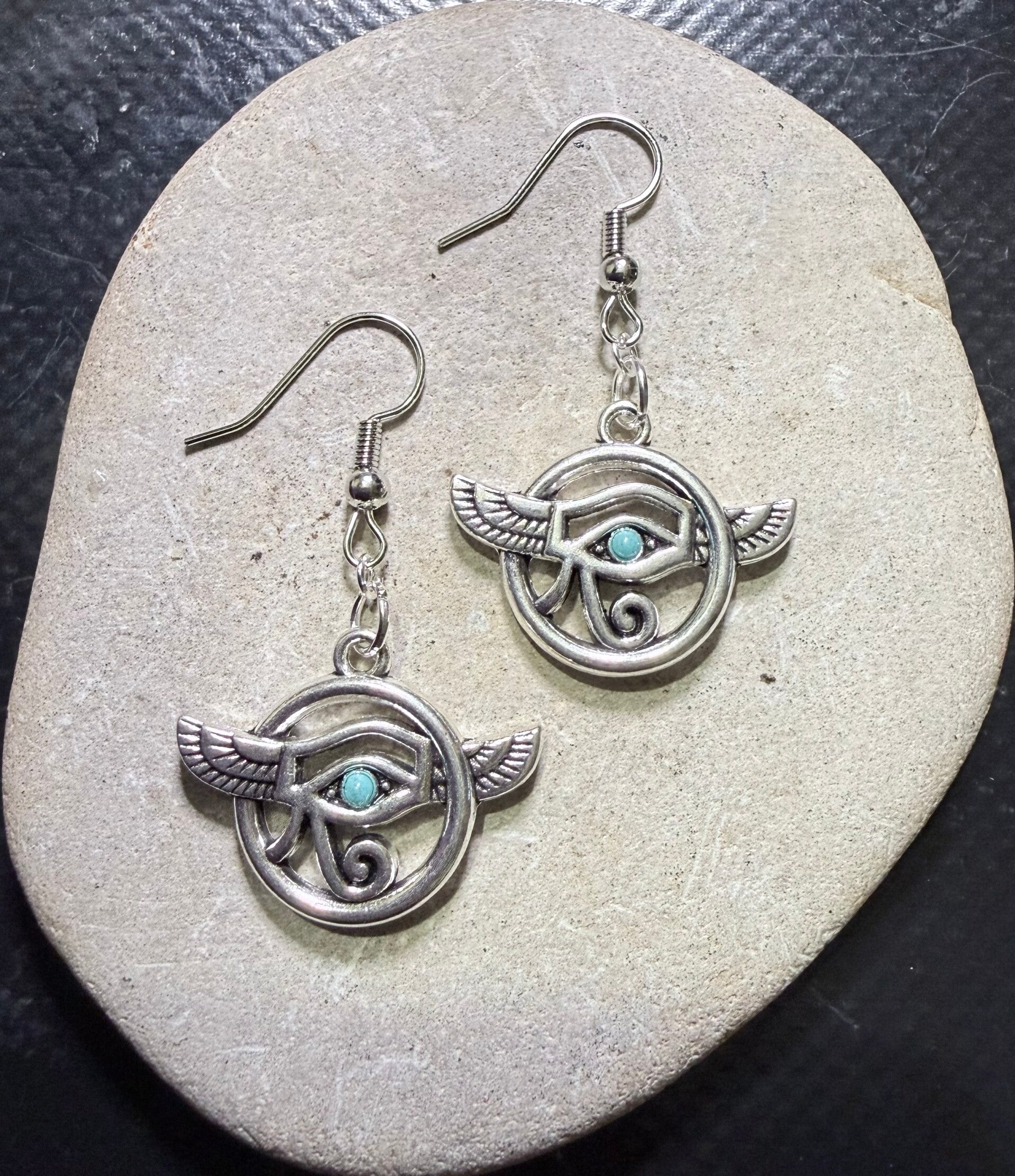Boucles d’oreilles Oeil Horus protecteur – esprit mystique et élégance intemporelle