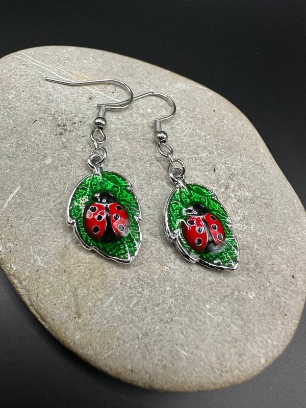 Boucles d’oreilles coccinelle et sa feuille