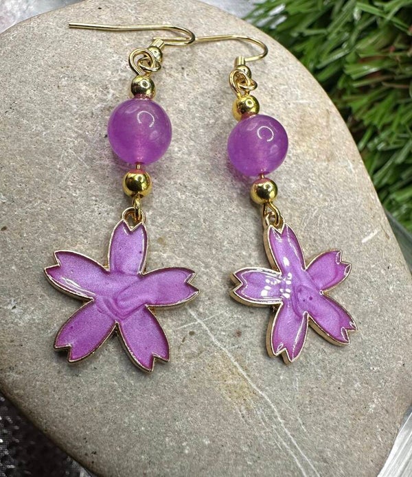 Boucles d’oreilles dorées fleurs mauve et perles