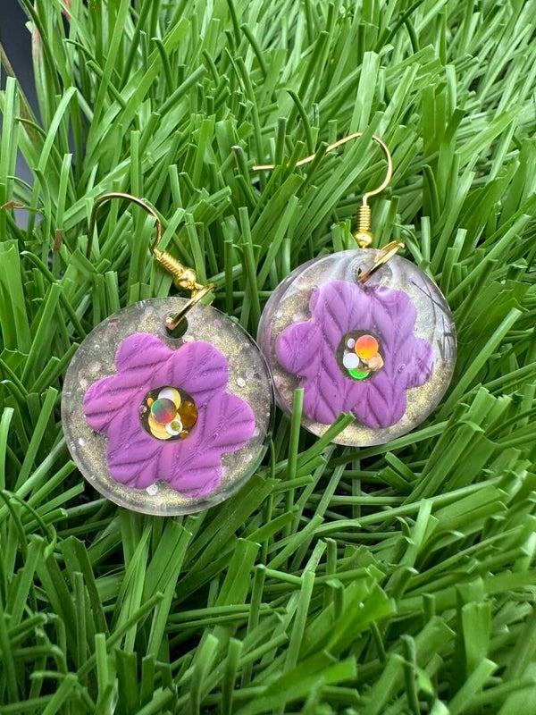 Boucles d’oreilles ronde doré avec fleurs violettes