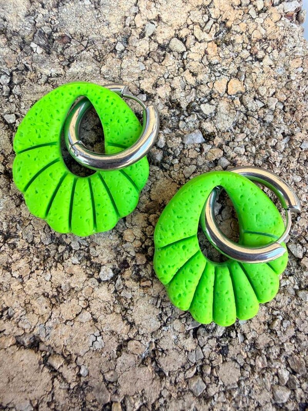 Boucles d’oreilles créoles fleurs vert citron en pâte polymère