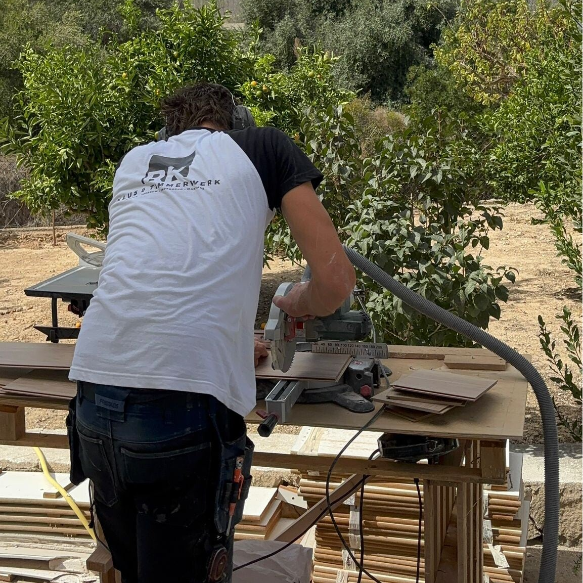 Timmerman, RK Klus & Timmerwerk zaag materiaal, Bij project in Benissa, Spanje. 