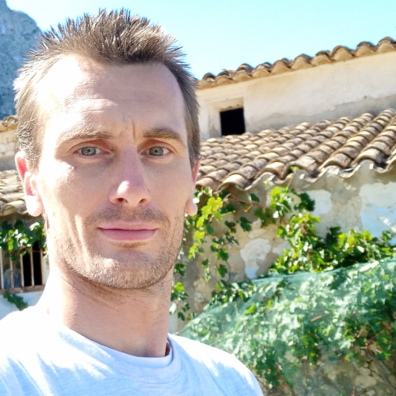 Ruud, Timmerman van RK Klus & Timmerwerk , staat bij projectwoning in de Benissa, Costa blanca. 