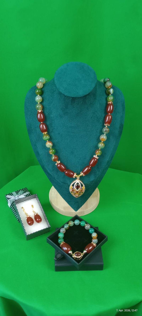Set von Kette, Armband und Öhringen