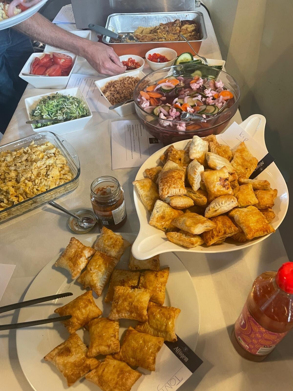 Surinaams buffet met kippastei en zuurgoed