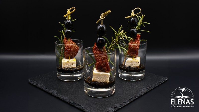 Antipasti-Spieß auf Balsamico-Creme