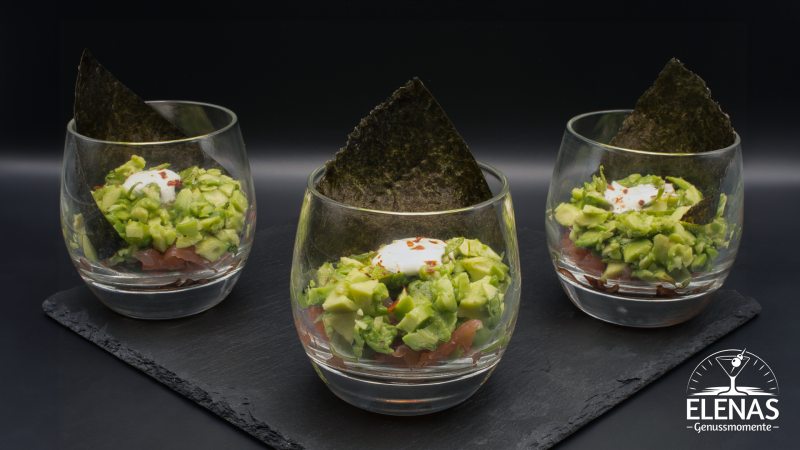 Lachstatar mit Avocado-Würfeln