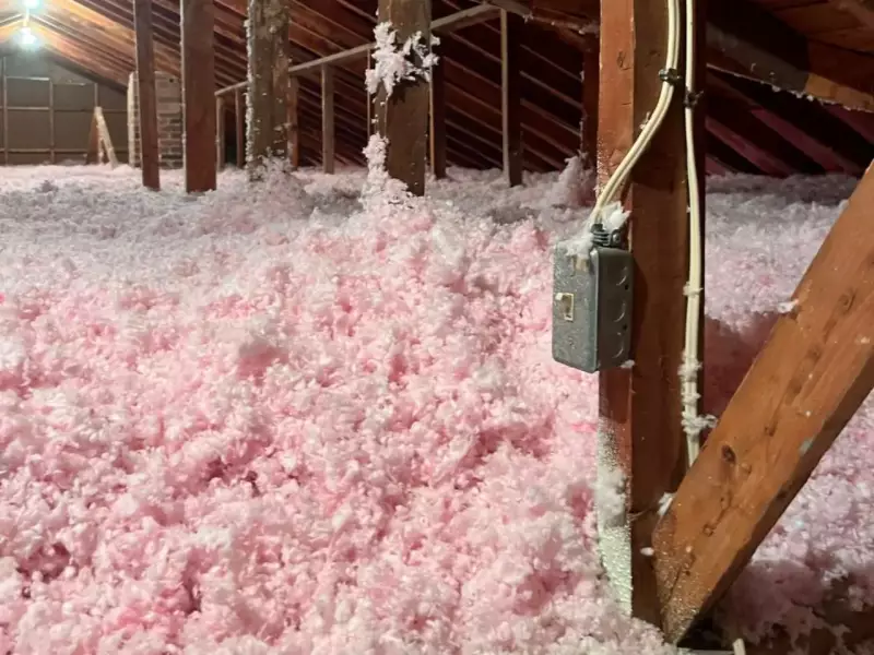 Isolation d'un entretoit avec laine soufflée 