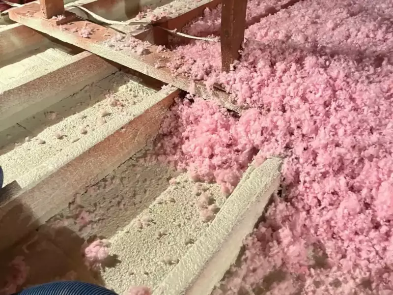 Isolation laine soufflée dans un entretoit grenier 