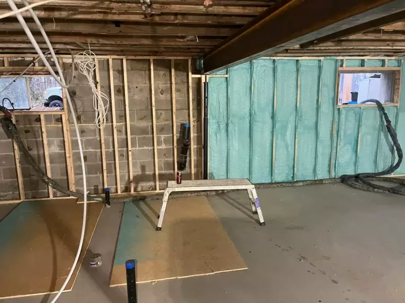 isolation a l'uréthane d'un mur de sous-sol 