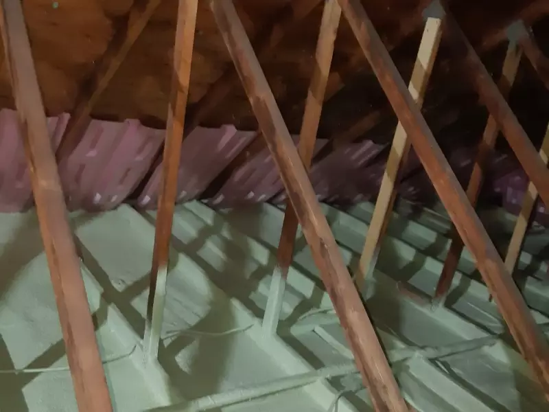 isolation a l'uréthane giclé grenier entretoit 