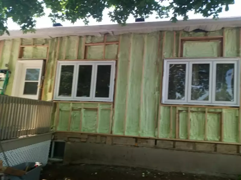 isolation à l’uréthane giclé murs de maison 