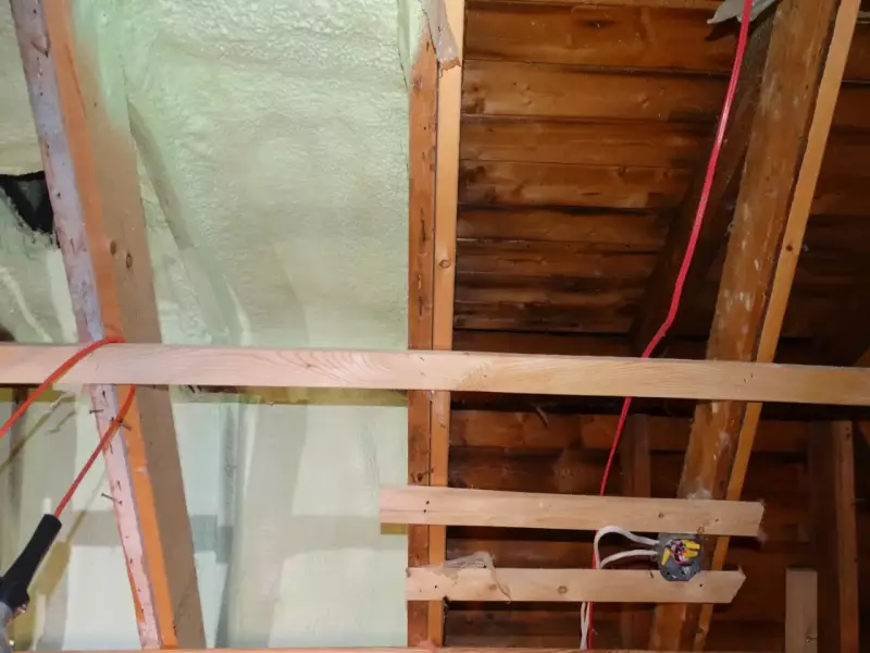 isolation à l’uréthane giclé plafond par intérieur 